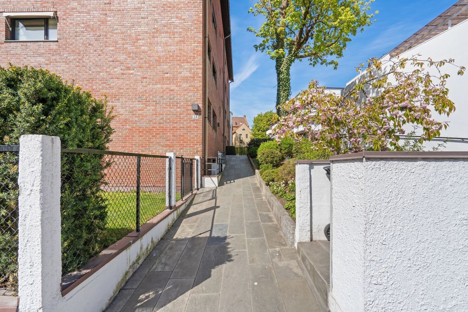 Det er trappefri adkomst fra bakkeplan, med heis opp til leiligheten. Galleribilde