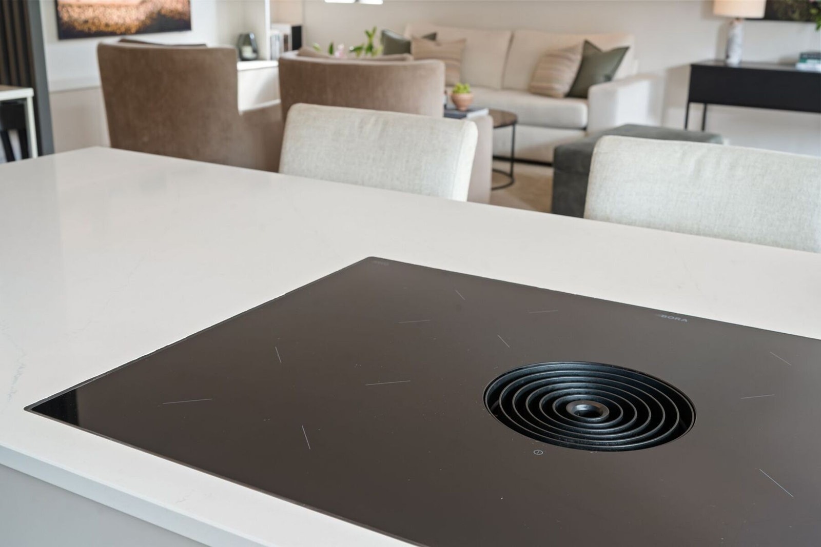 Kjøkkenet er utstyrt med Bora induksjonstopp med integrert ventilator og kullfilterløsning, som gir et stilrent uttrykk og effektiv ventilasjon. Galleribilde