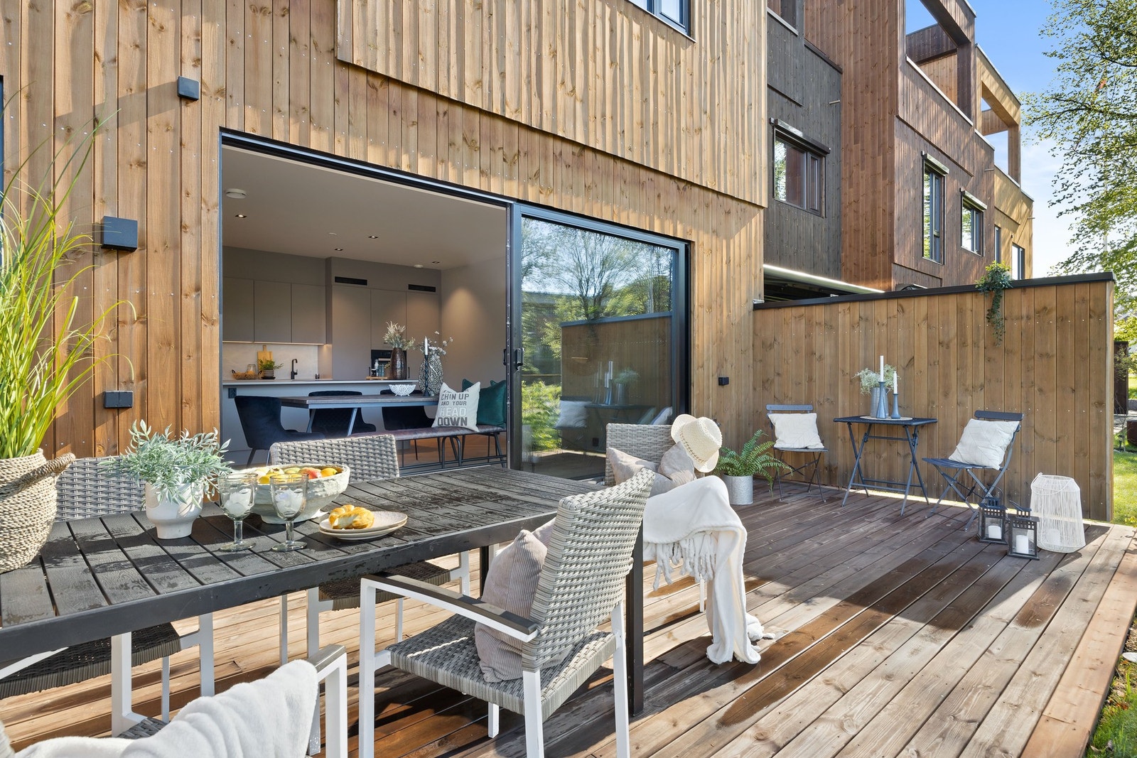 Stor skyvedør ut til solrik terrasse , ca 21 kvm Galleribilde