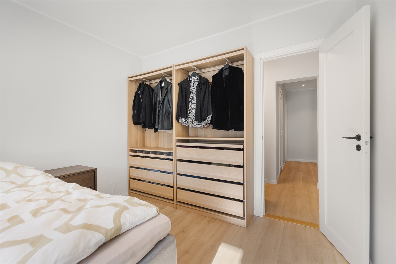 I tillegg er det god plass til garderobe hvor man har rikelig med plass til klær. Galleribilde