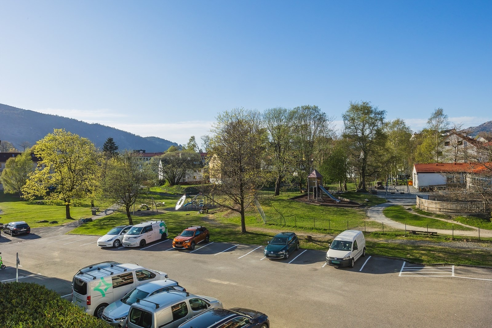 Laget har felles parkeringsplass utendørs, og 6 garasjeplasser som tildeles etter ansiennitet. Galleribilde