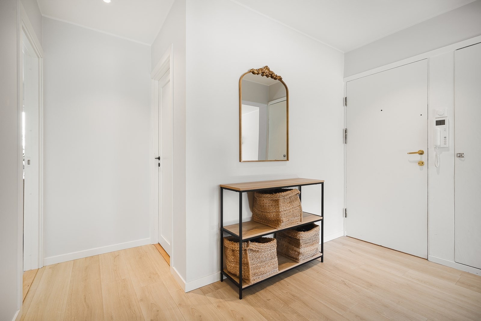 I leiligheten blir man møtt av en lys og luftig entre med plass til oppbevaring av yttertøy og sko. Galleribilde