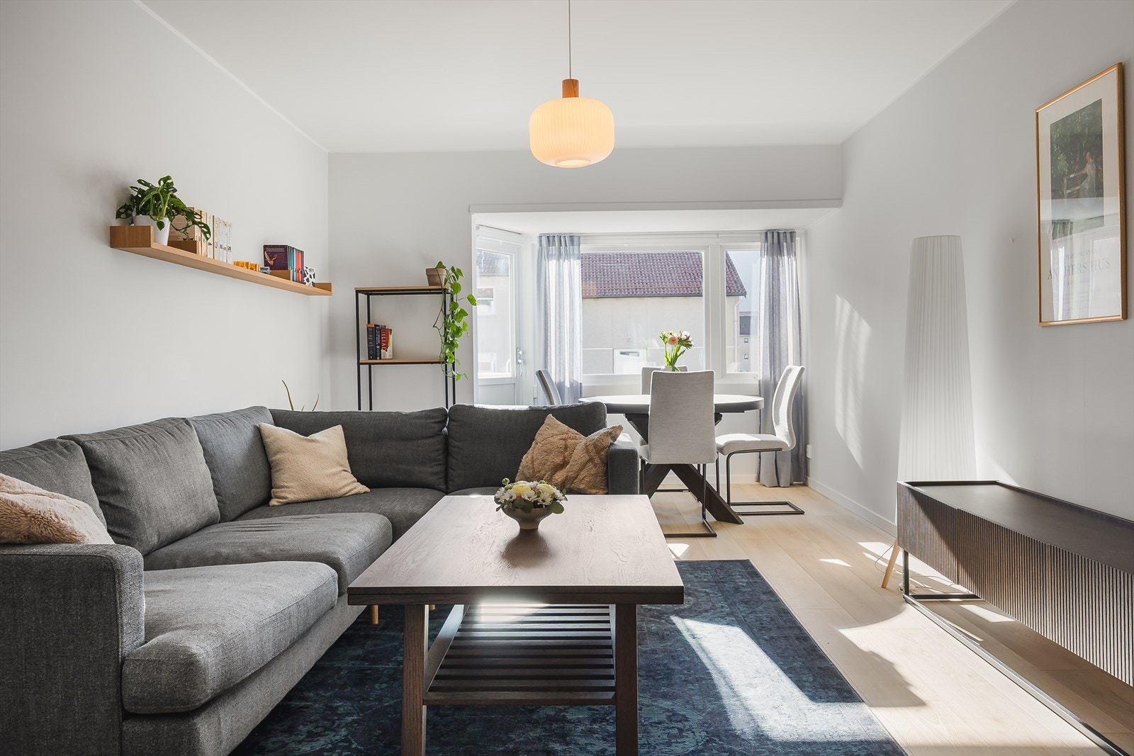 Lys og innbydende stue med store vindusflater som slipper inn rikelig med naturlig lys. Galleribilde