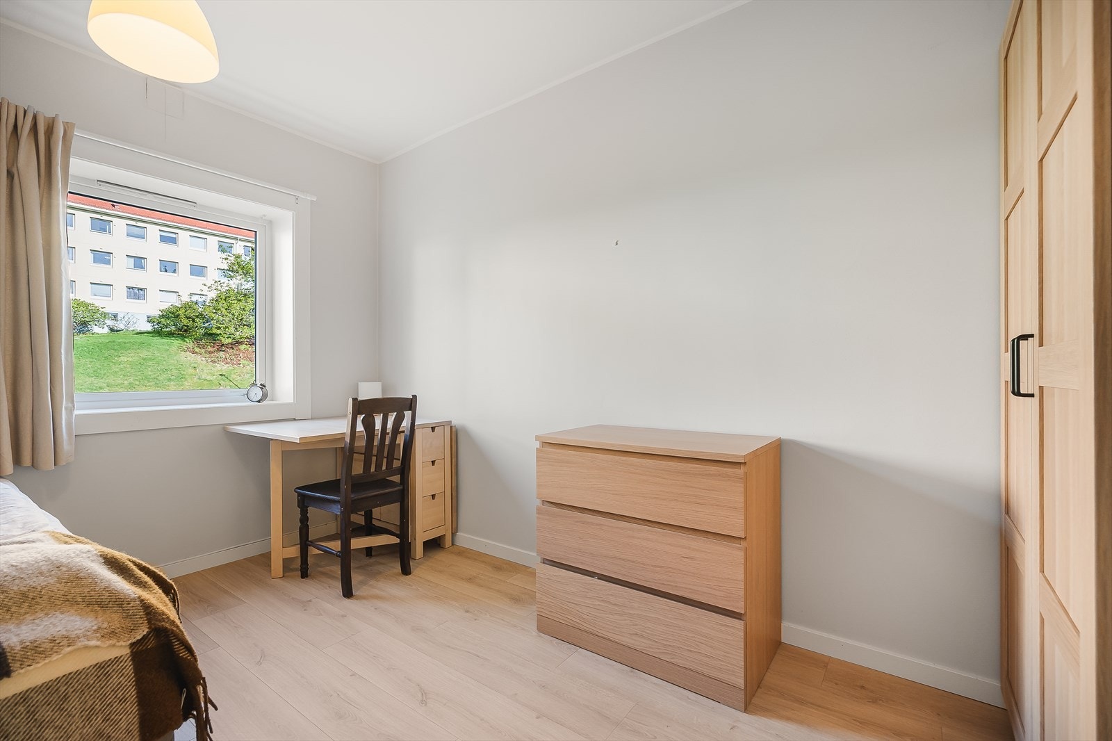 Også her har man plass til øvrige møblement som romslig garderobe og kommode. Galleribilde