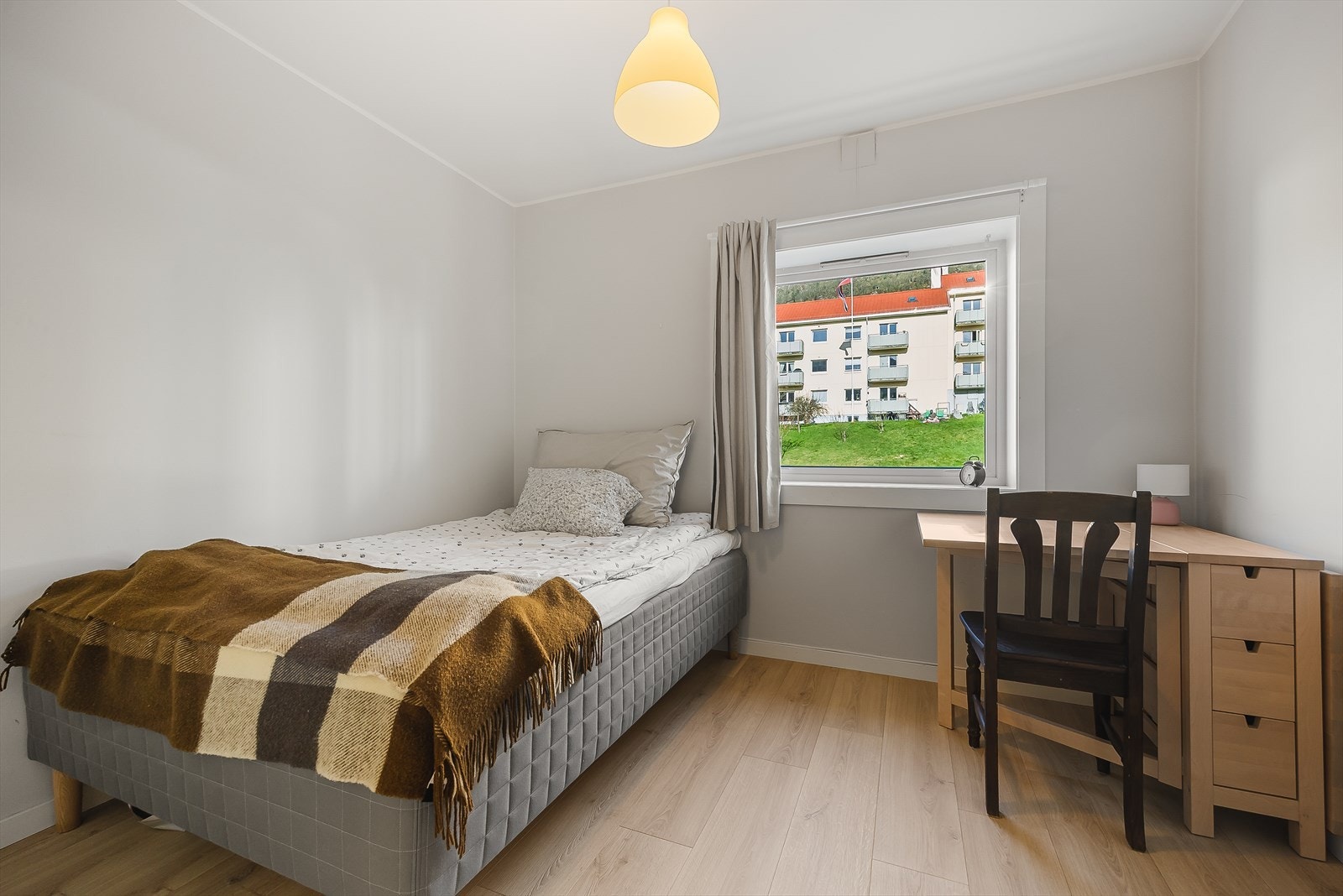 Det andre soverommet måler ca. 10,8m² og har god plass til dobbelseng. Galleribilde