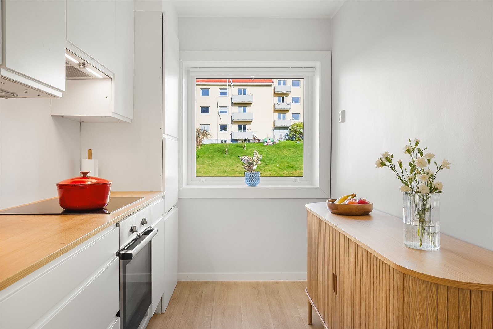 Kjøkkenet har også et stort vindu som gir godt med naturlig lys og sørger for effektiv ventilering. Galleribilde