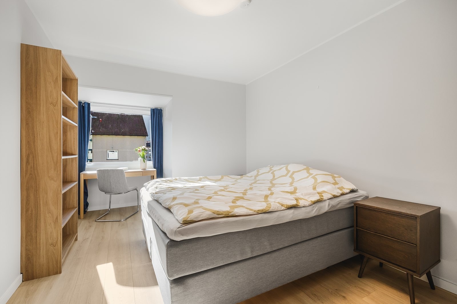 Det første soverommet er målt til ca. 13,8m² og har god plass til dobbeltseng og kommode. Galleribilde