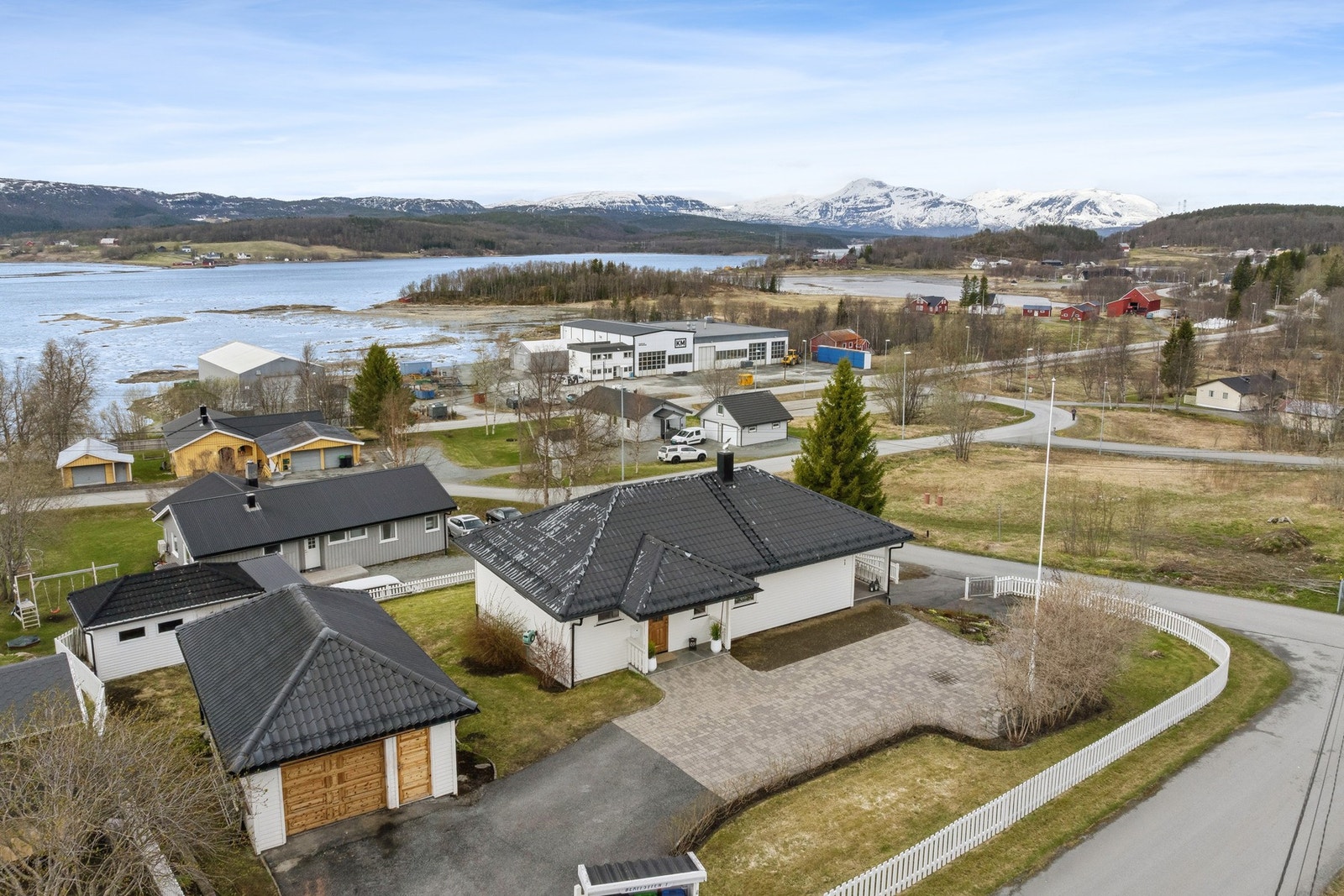 Her får du garasje, romslig sportsbod og en meget pent opparbeidet tomt Galleribilde