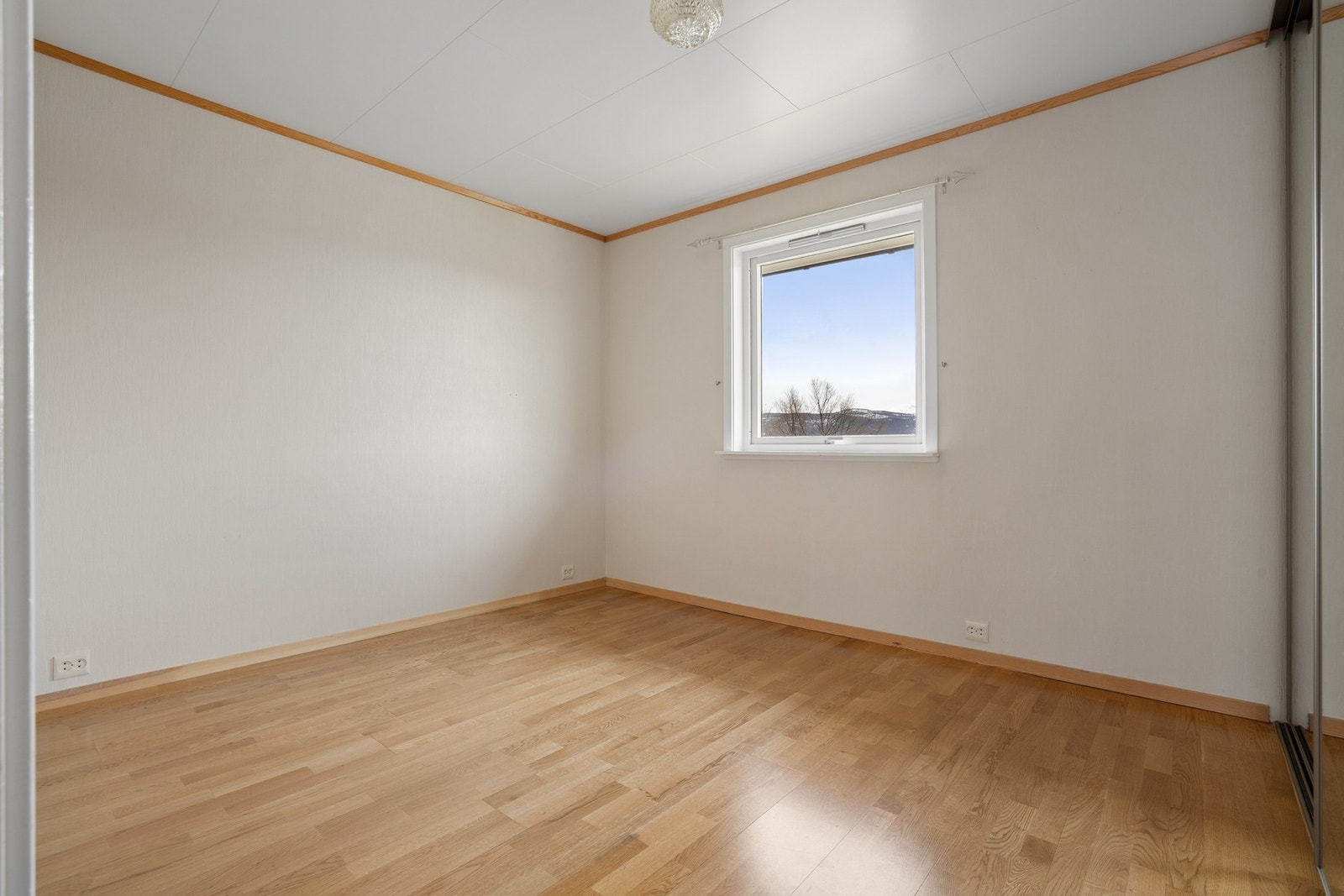 Soverom 1 hovedetasje med skyvedørsgarderobe Galleribilde