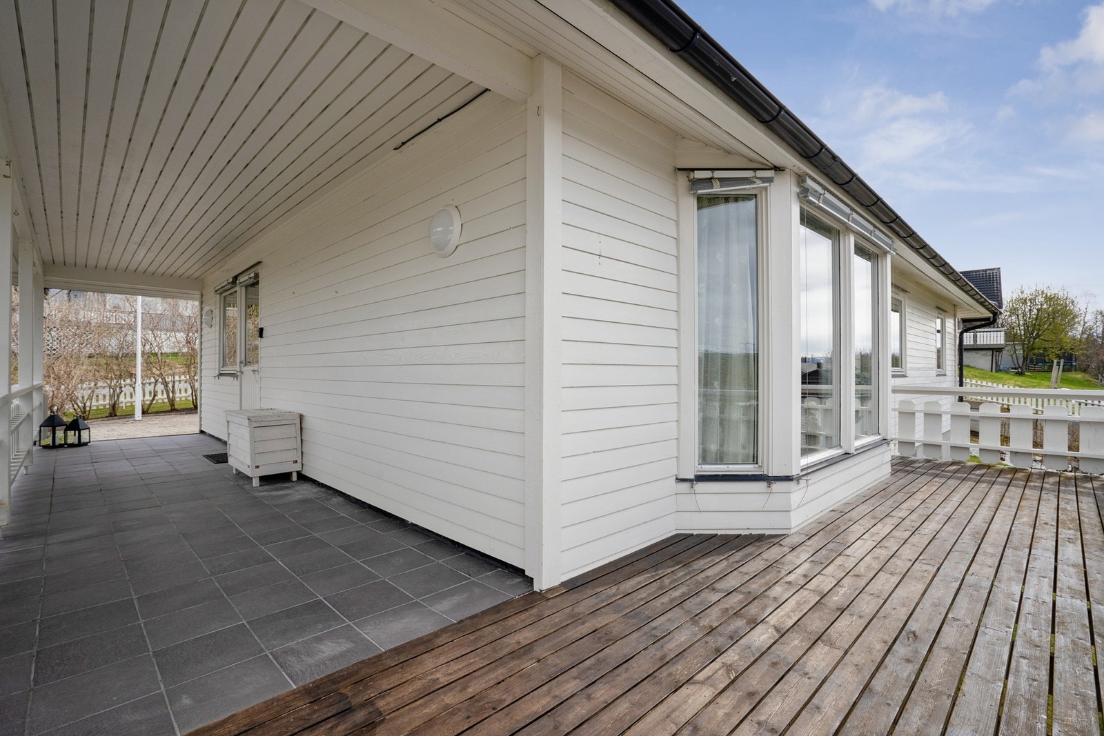 Praktisk med en delvis overbygd terrasse Galleribilde