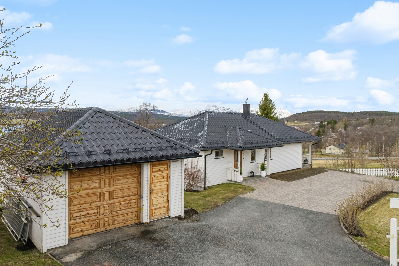 Garasje og adkomst Galleribilde
