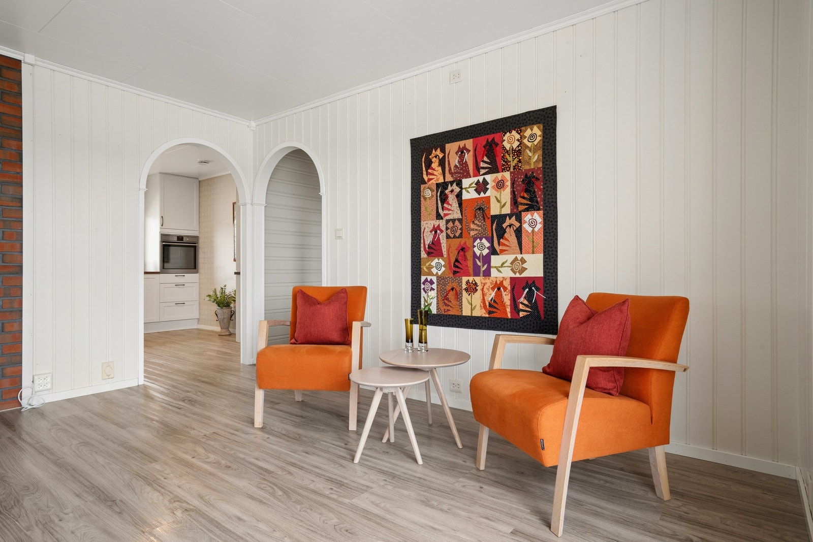 God plass til flere sittegrupper Galleribilde