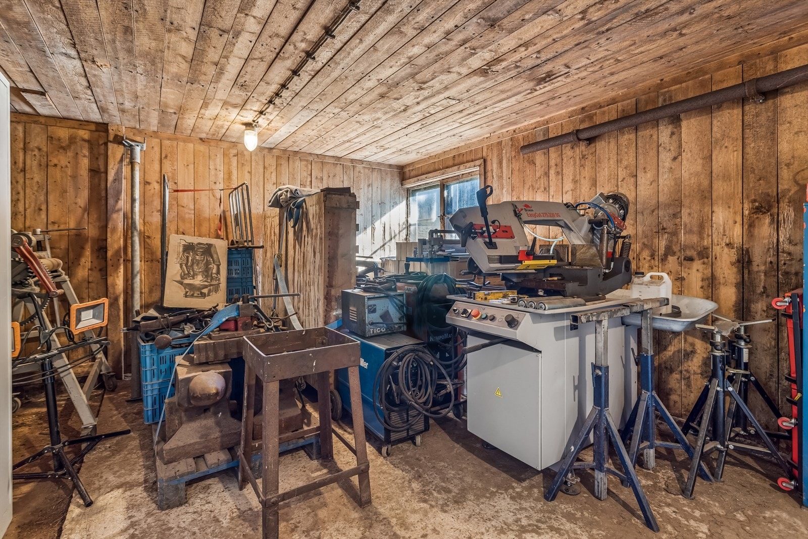 Et av flere verkstedsrom på eiendommen. Galleribilde