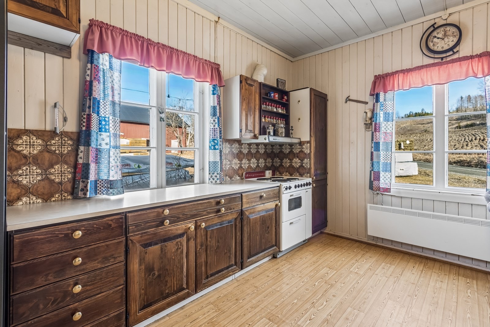 Kjøkkeninnredning med profilerte fronter og laminert benkeplate. Kjøkkenet ble oppgradert etter 1977. Galleribilde