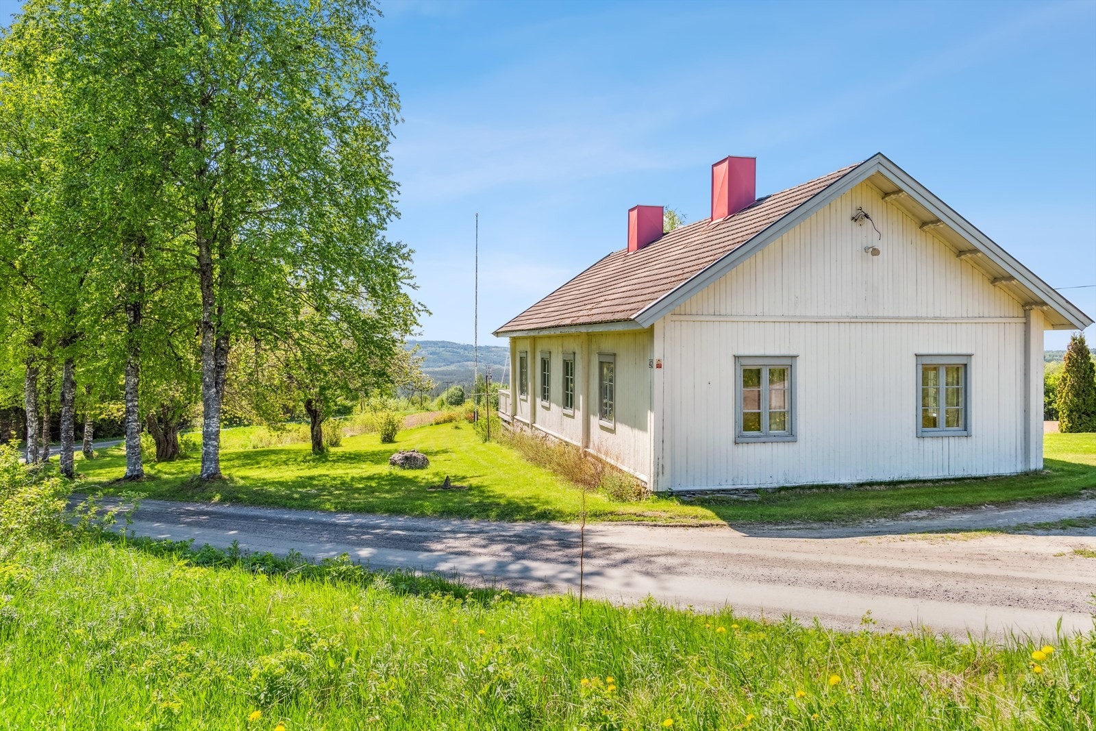 Eiendommen ligger i et landlig og åpent landskap i Sørskogbygda. Høyt og fritt beliggende med flott utsikt og meget gode solforhold. Galleribilde