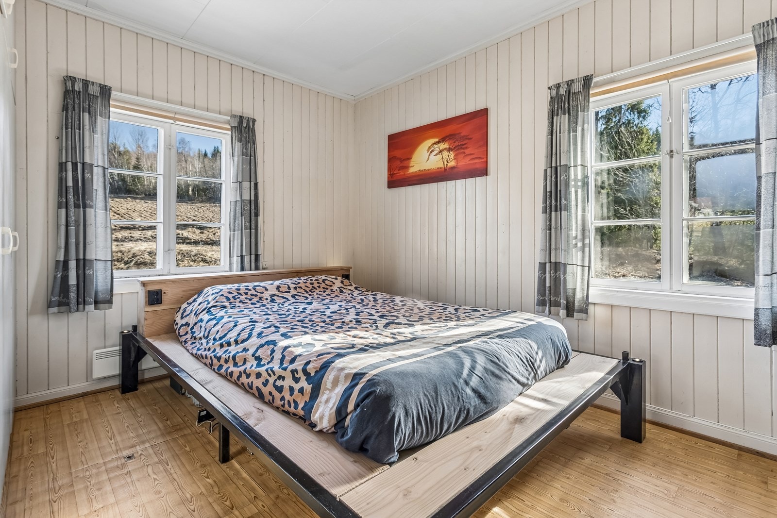 Ett av boligens tre soverom, med trepanel på veggene. Galleribilde