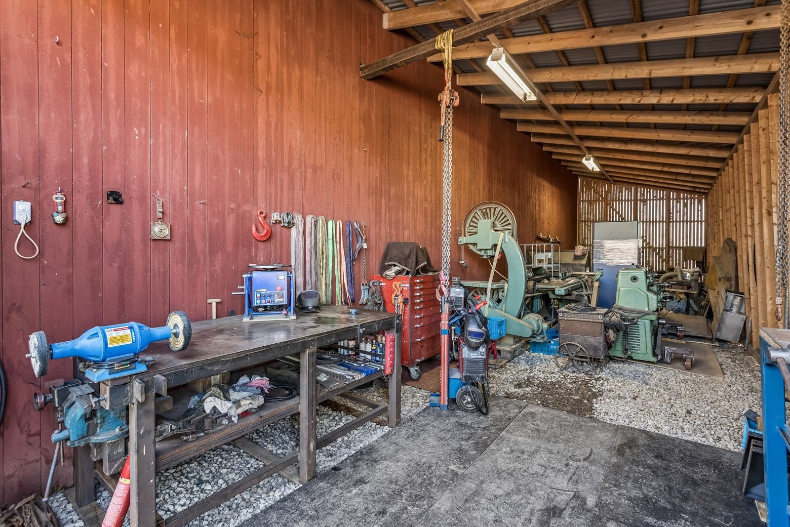 "Carport" bygd inntil låven. Galleribilde