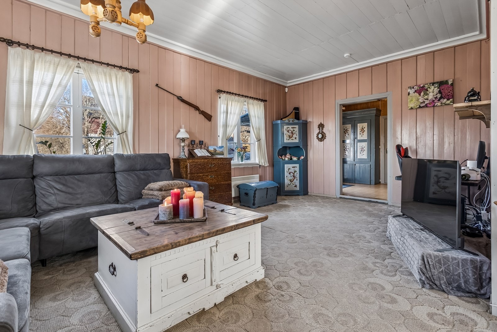 Stuen er romslig og gir plass til en stor sofagruppe. Galleribilde