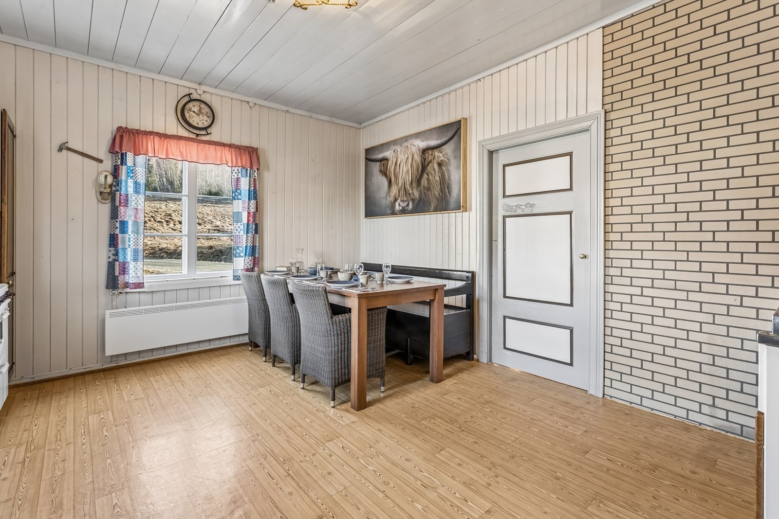Spiseplassen på kjøkkenet. Veggene er kledd med trepanel. Galleribilde