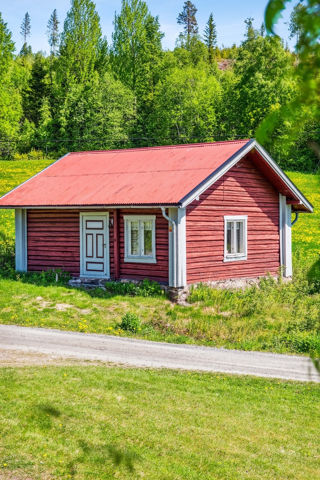 Annekset på ca. 32 m², også fra ca. 1850, er oppført i tømmer på natursteinsgrunnmur. Galleribilde