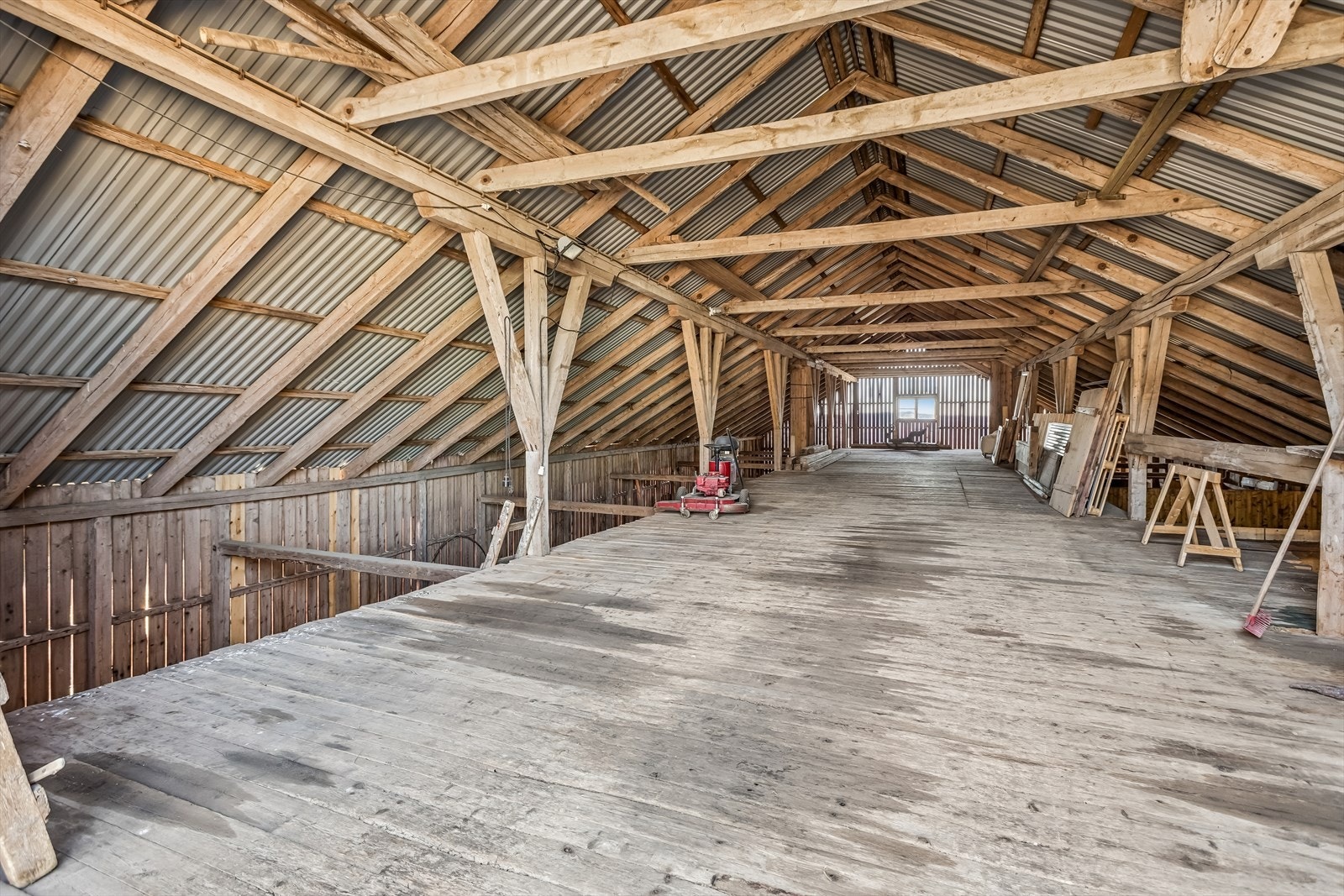 Takkonstruksjonen i låven er av type sperretak, med åpne og dels kledde konstruksjoner. Galleribilde