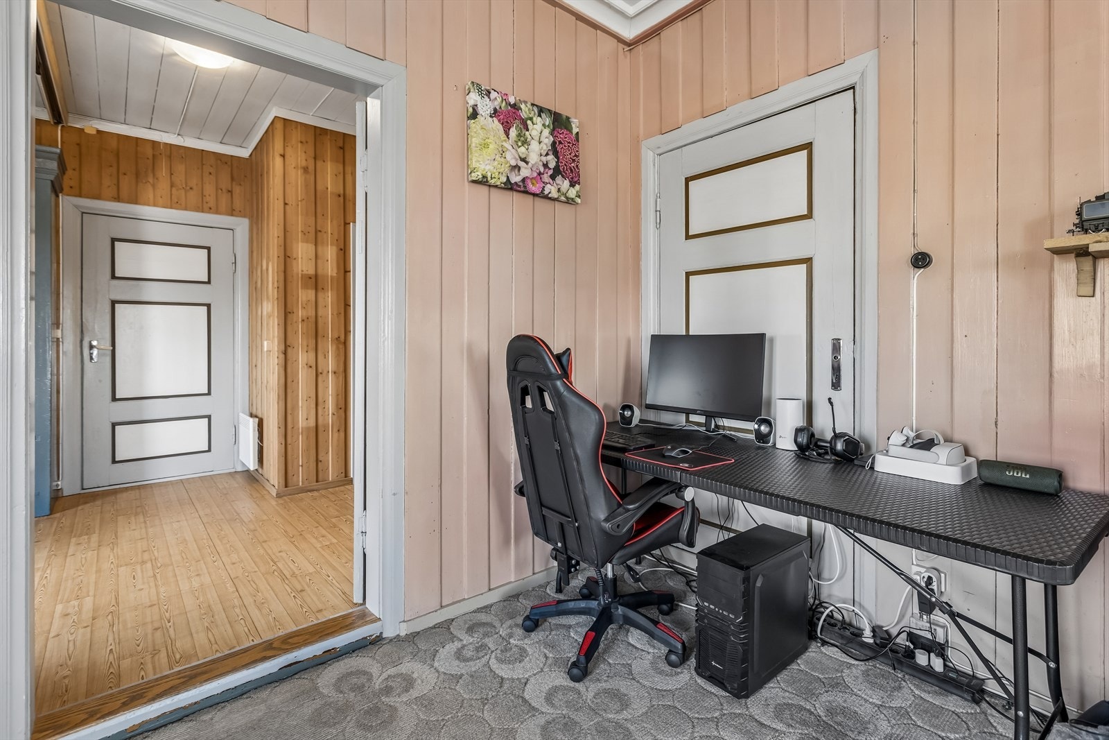 En praktisk krok i tilknytning til stuen, ideell for en hjemmekontorløsning. Galleribilde