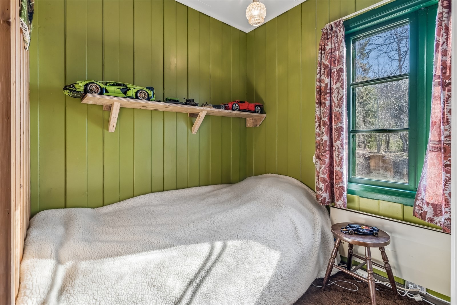 Et lunt soverom med plass til seng og oppbevaring. Galleribilde