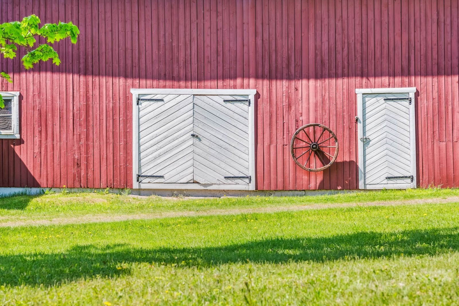 Stedsbygde dører i tre på låvebygningen. Galleribilde
