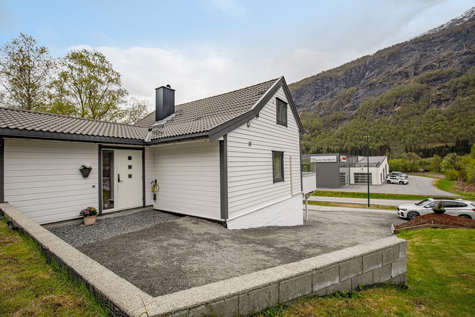Gruset oppkjørsel med gode parkeringsmuligheter Galleribilde