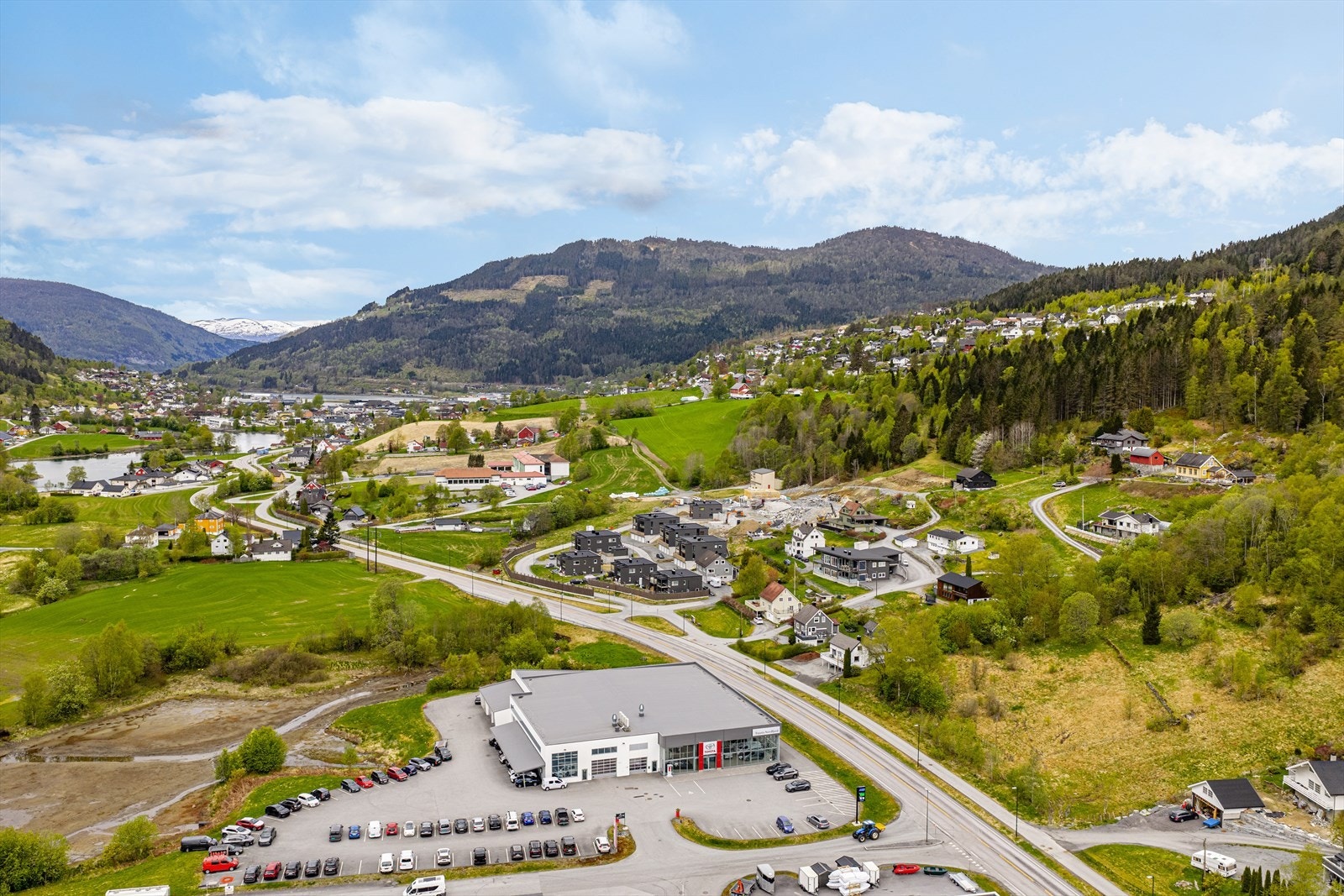 Her bor du med nærhet til både natur, friluftsliv og det daglige du trenger Galleribilde