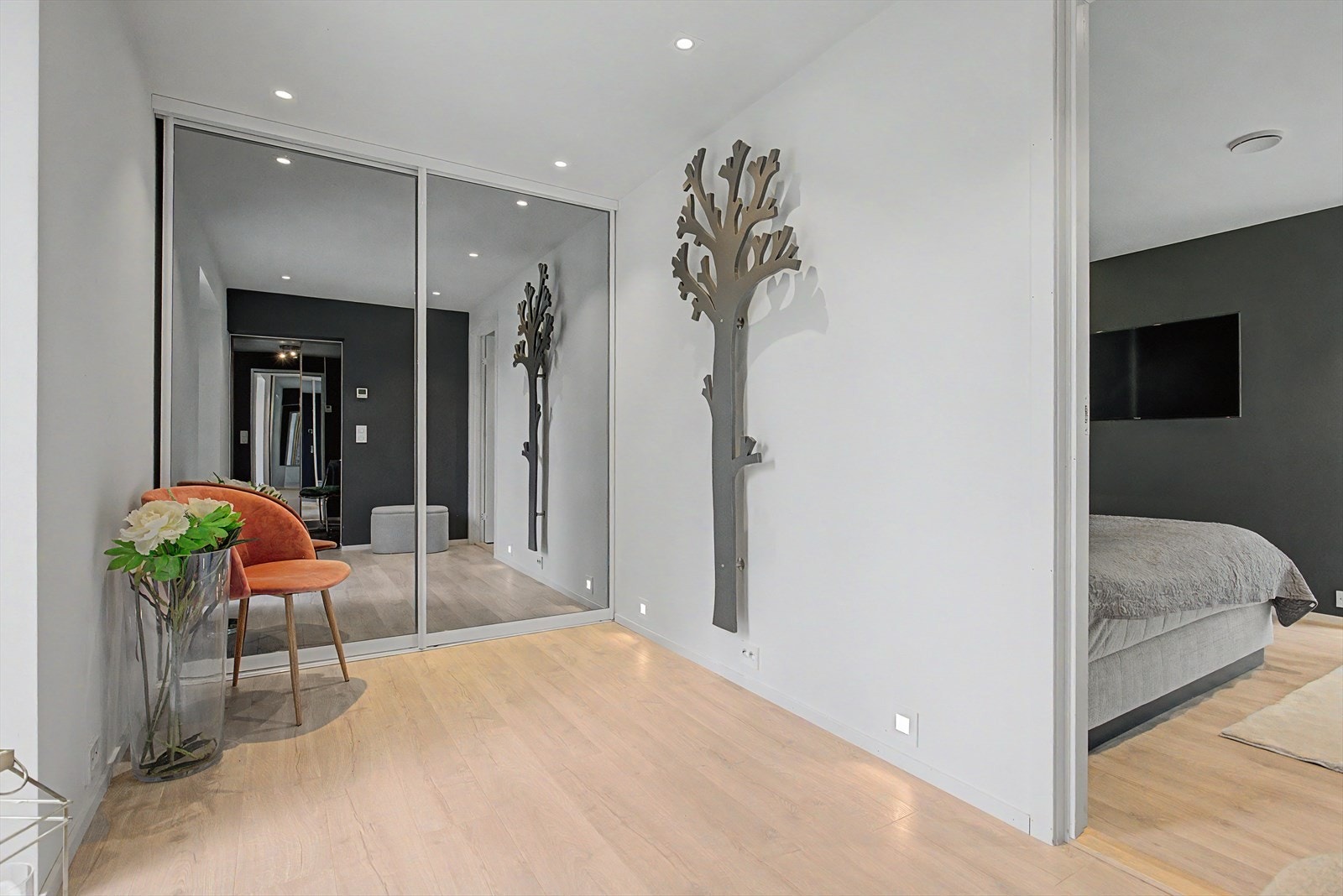 Lys og flott gang med skyvedørsgarderobe til oppbevaring Galleribilde