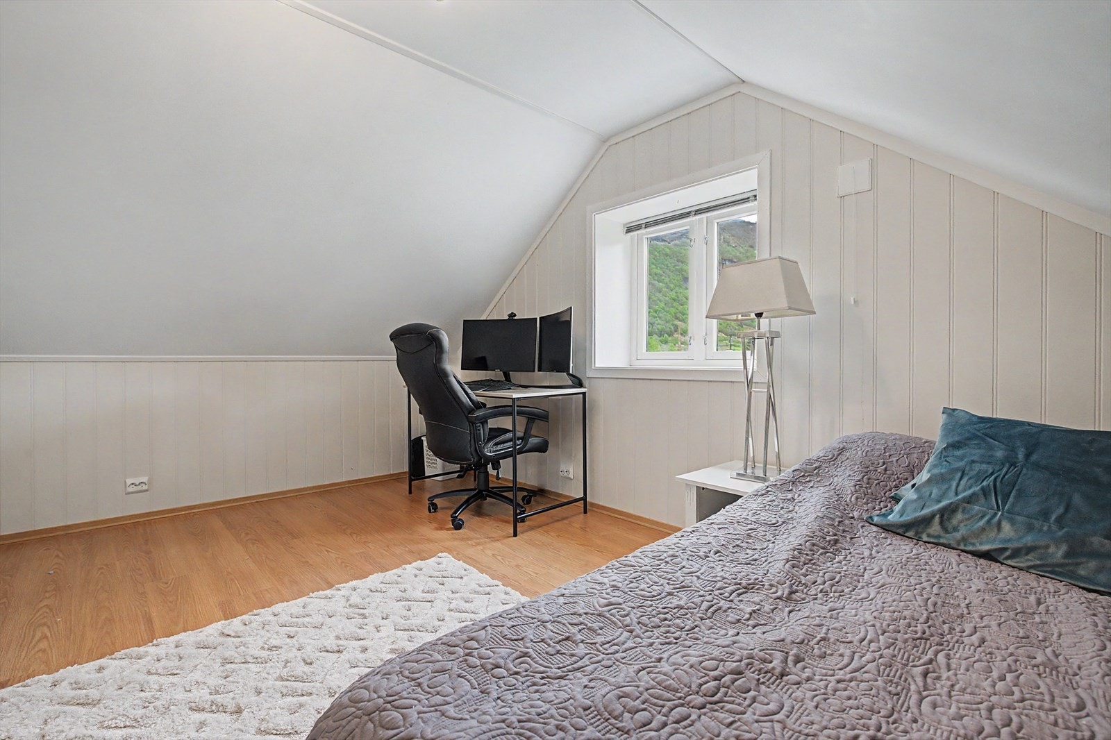 Soverom 2 - romslig, lyst soverom med plass til flere soner Galleribilde