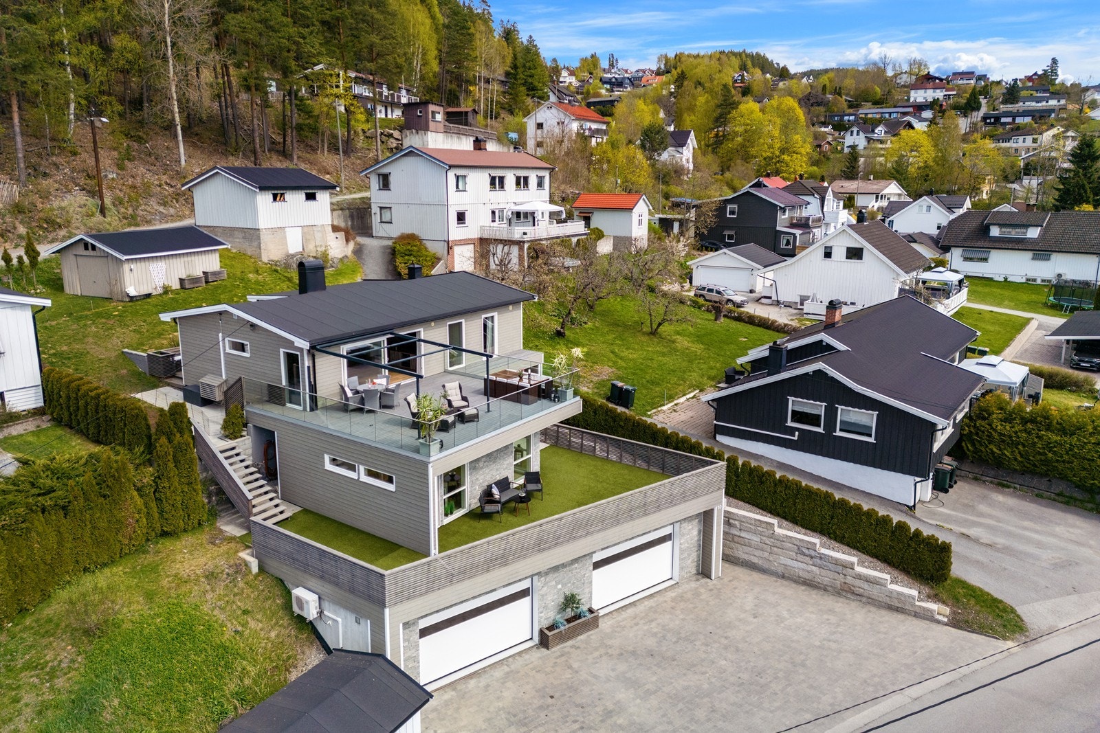 Enebolig vesentlig oppgradert i 2018 med tilbygg, ny fasade og en integrert dobbeltgarasje. Ferdigattest for tilbygget foreligger fra 2021. Galleribilde