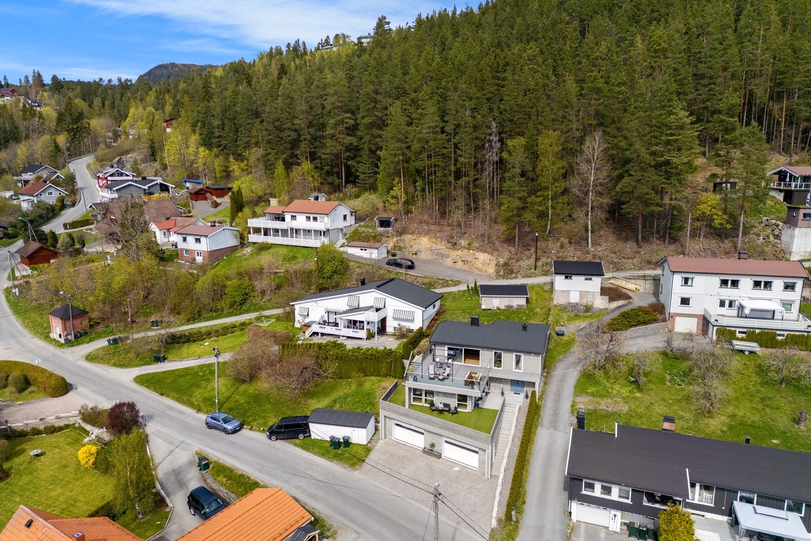 Området består hovedsakelig av eneboliger og har nærhet til skog og mark. Galleribilde