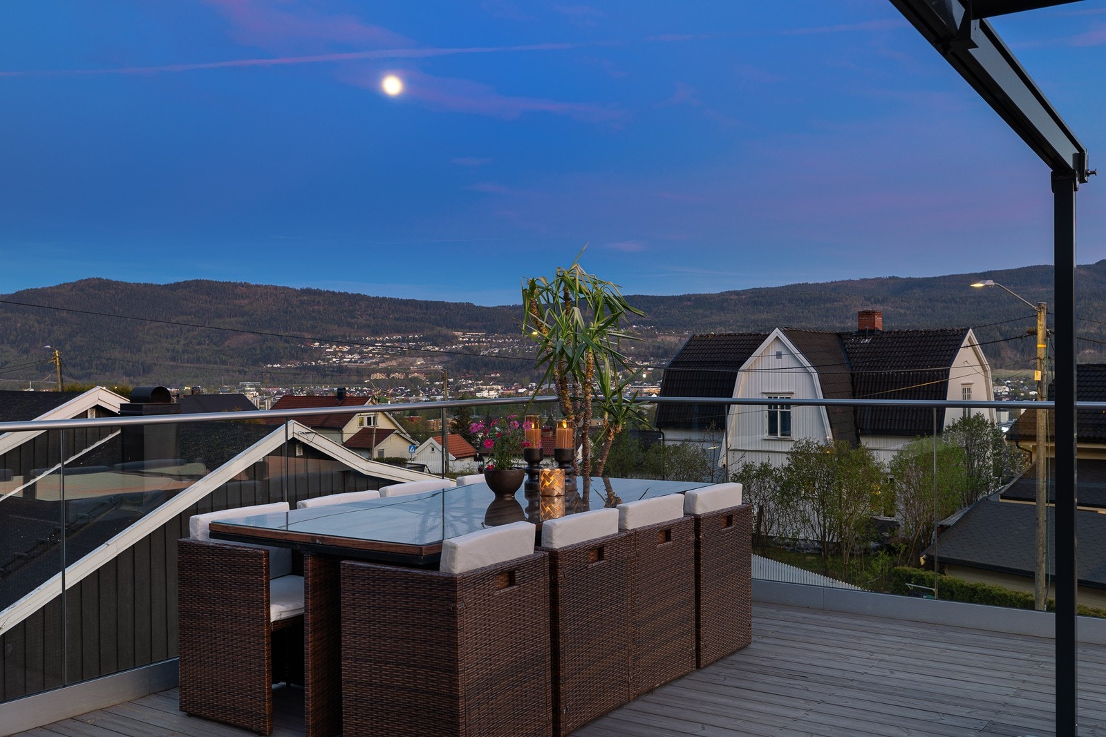 Utsikt mot Drammen og omegn. Galleribilde