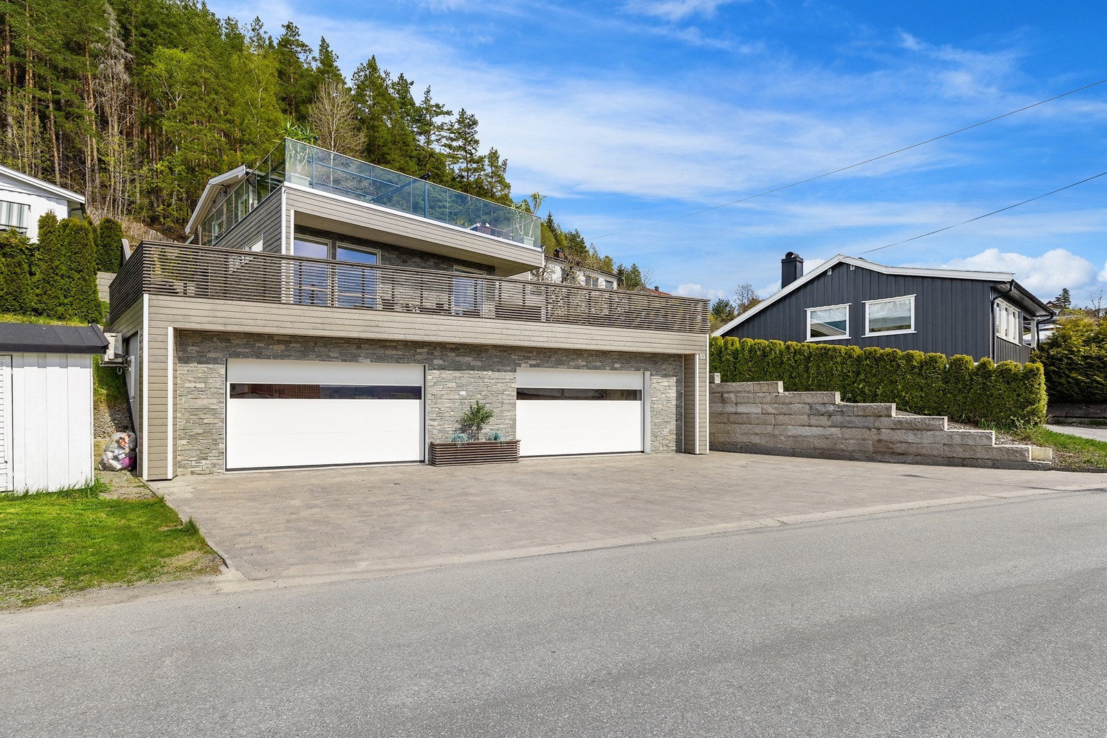 Boligen fremstår moderne og velholdt, med fasade kledd i fasadestein og panel i 2018. Galleribilde