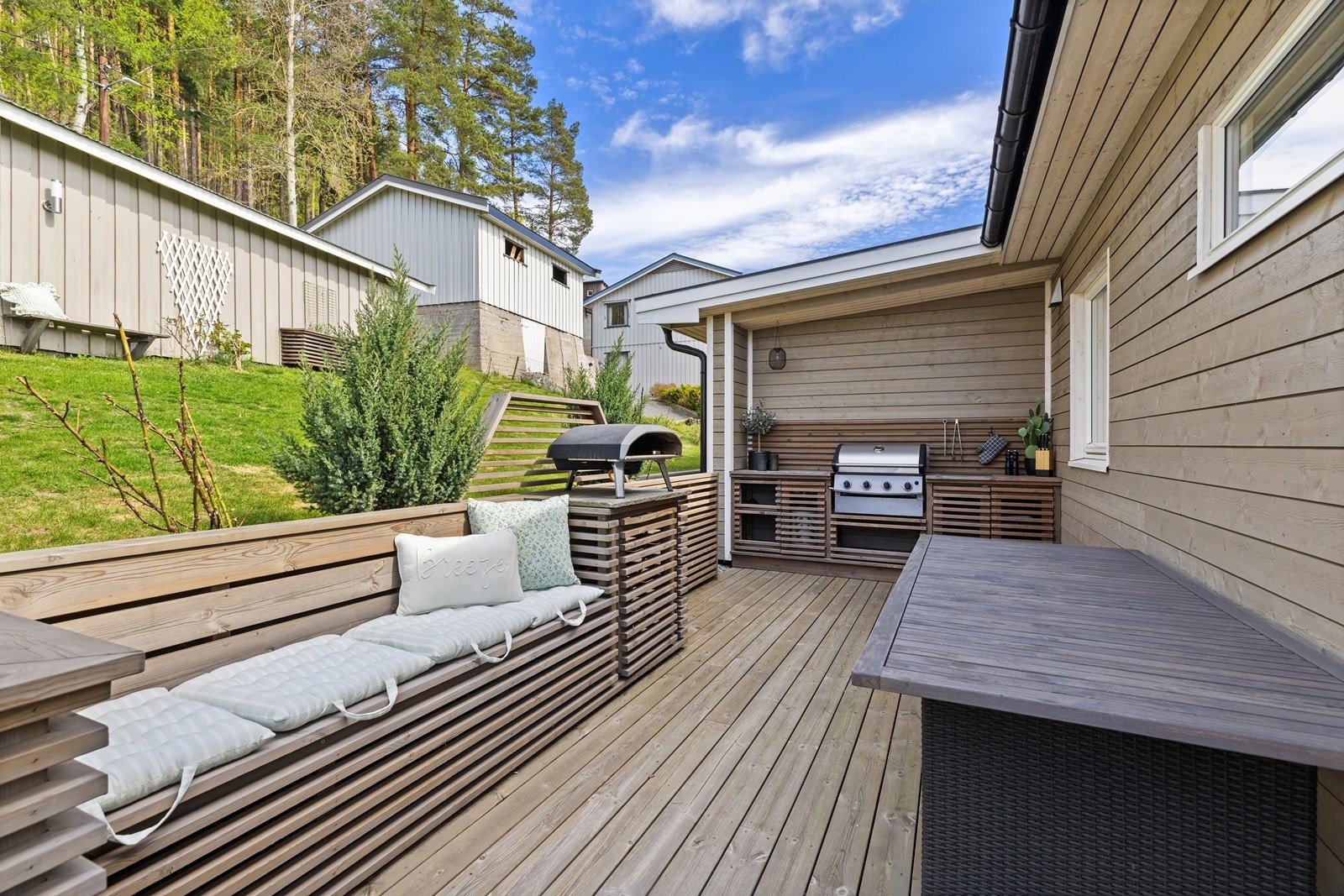 En usjenert og hyggelig uteplass, ideell for grilling. Galleribilde