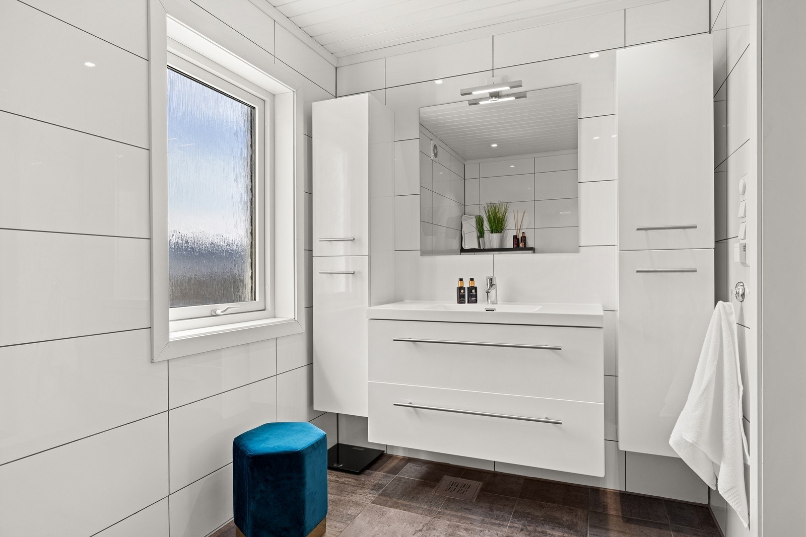 Innredningen gir god oppbevaringsplass. Rommet ventileres med en elektrisk styrt vifte. Galleribilde