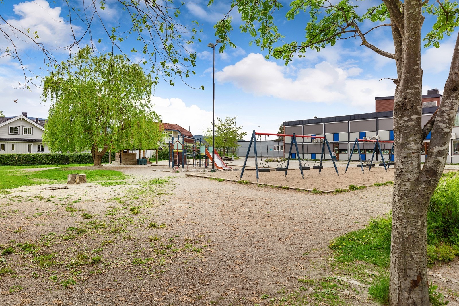 Krokstad skole (1-7 kl.) ligger kun 800 meter fra boligen. Galleribilde