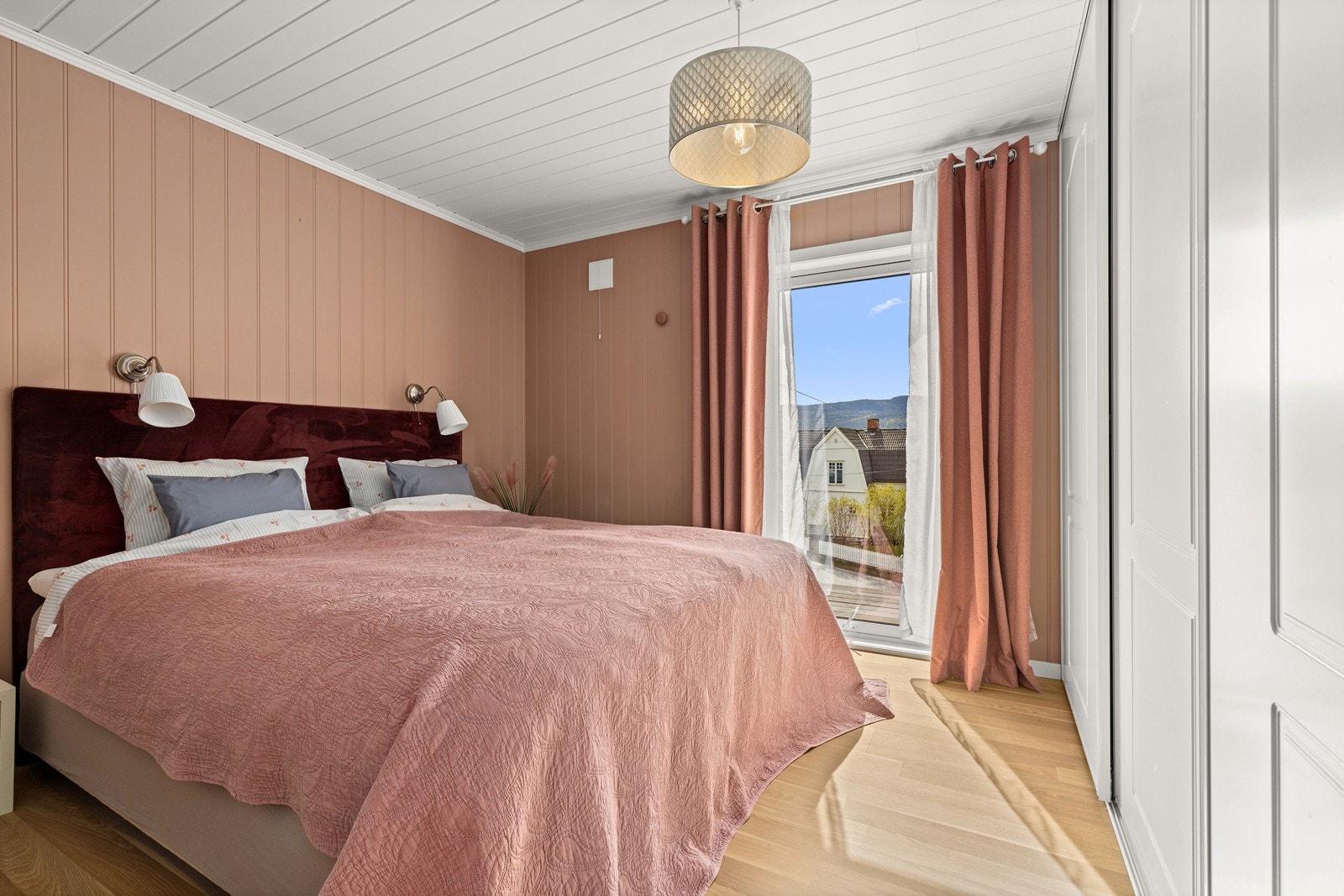Hovedsoverommet har god plass til dobbeltseng og garderobeløsning. Galleribilde
