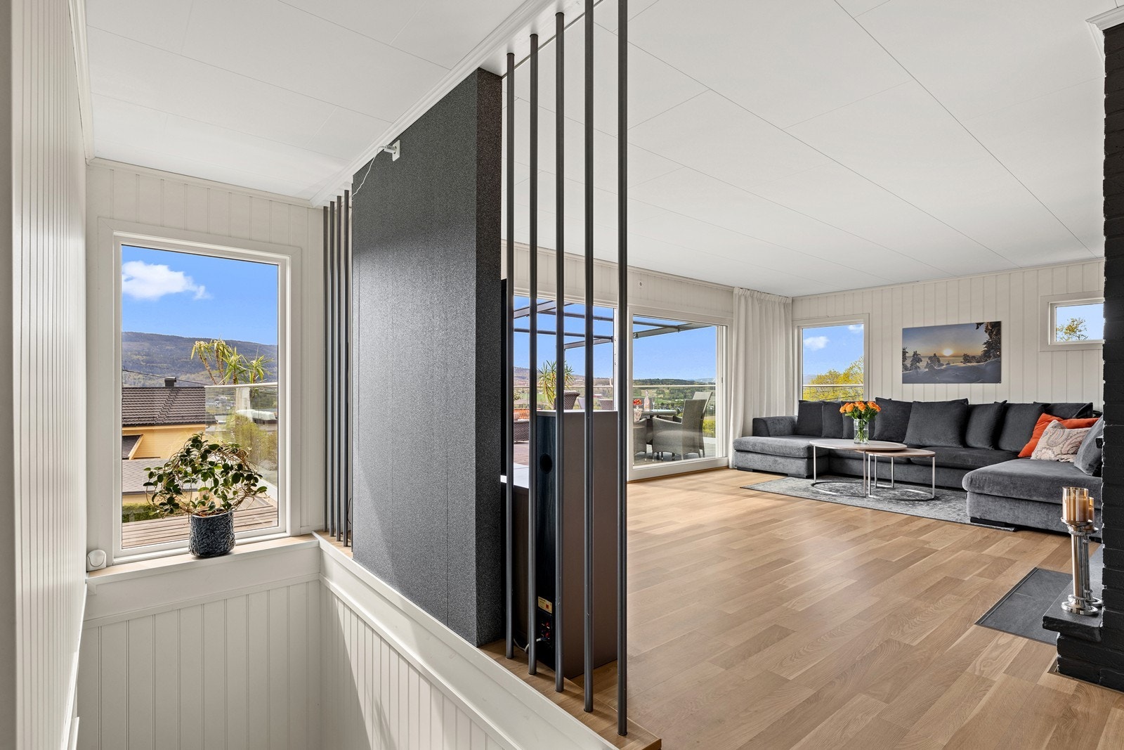 Fra trappen åpner stuen seg opp, med en gjennomgående og lys atmosfære. Galleribilde