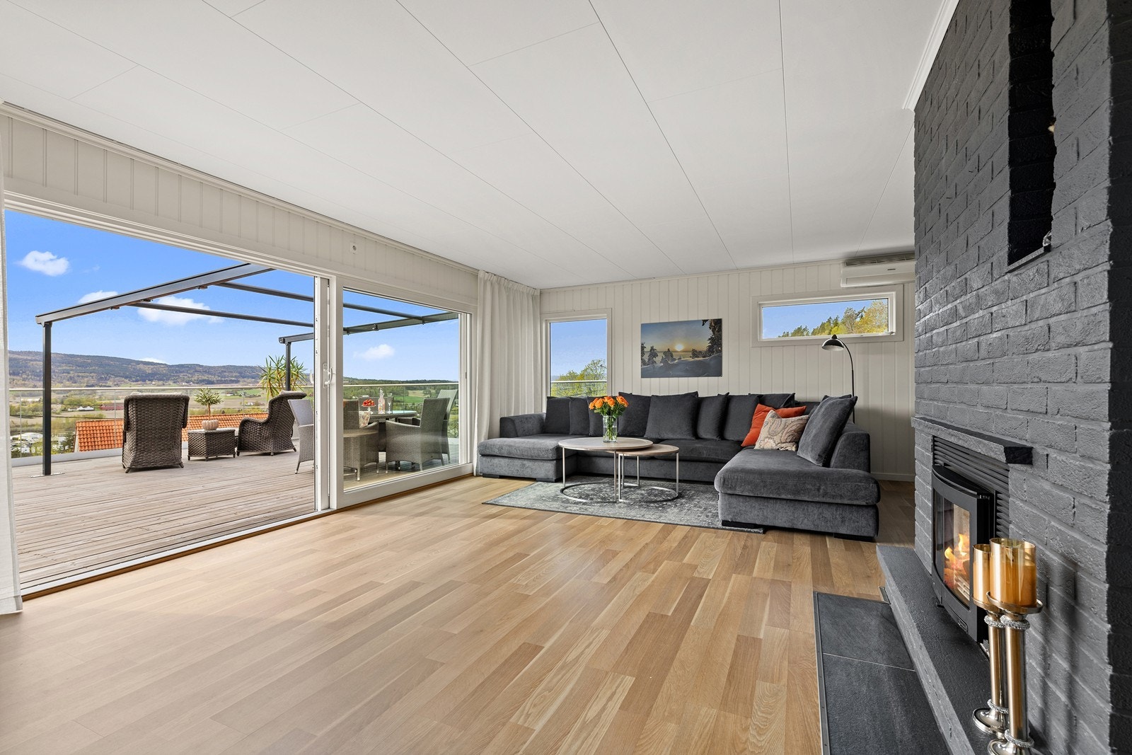 Stuen har direkte utgang til en terrasse på ca. 53 m² via en ny balkongdør fra 2018. Galleribilde
