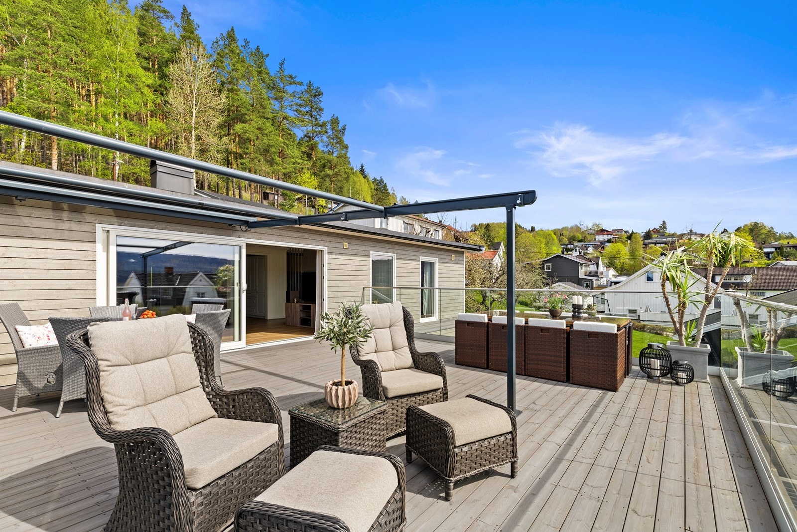 Den største terrassen har tremmegulv og rikelig med plass for både spisebord og loungegruppe. Galleribilde