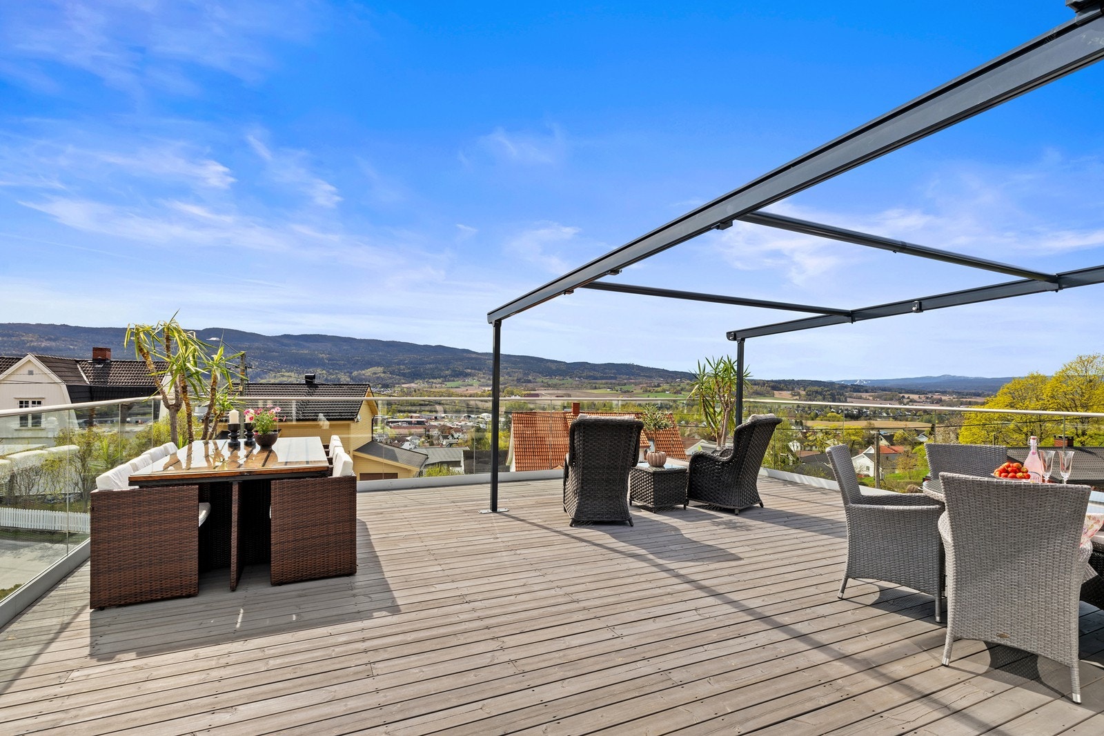Eiendommen har et samlet terrasseareal, fordelt på flere soner som gir rikelig med plass for uteliv. Galleribilde