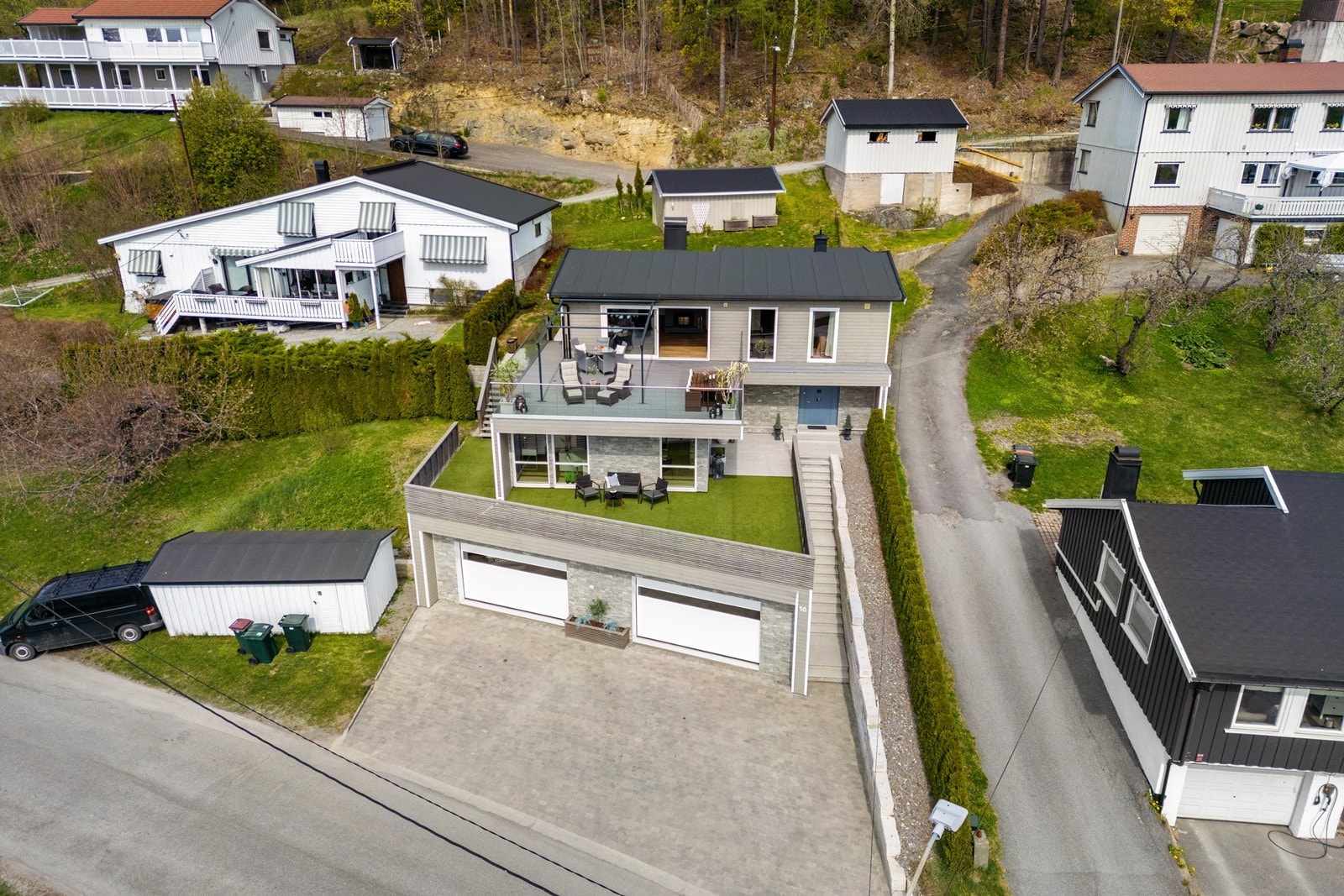 Eiendommen ligger høyt og fritt i et etablert boligområde. Galleribilde