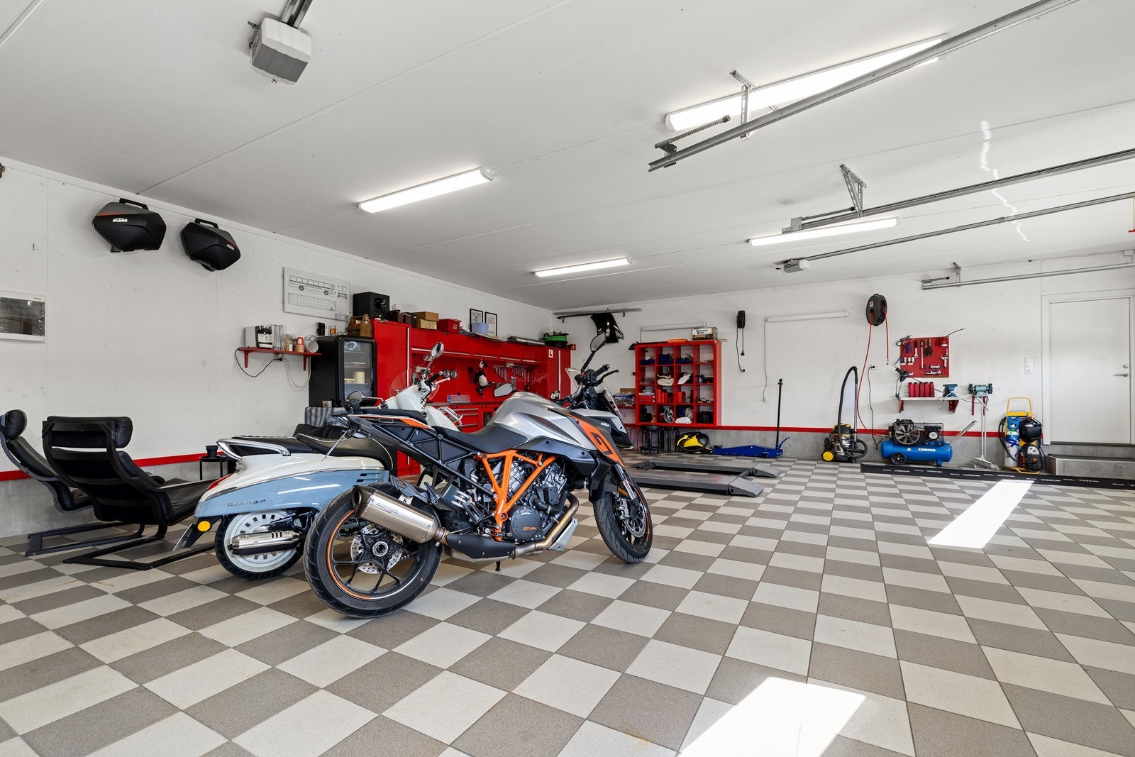 Her er det god plass til både biler, motorsykler og hobbyaktiviteter. Galleribilde