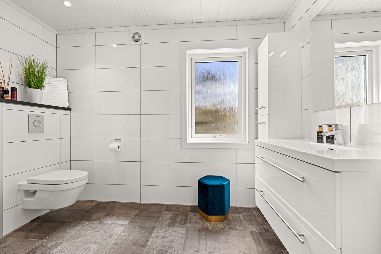 Badet i første etasje ble oppgradert i 2017 og har vegghengt toalett og servantinnredning. Galleribilde