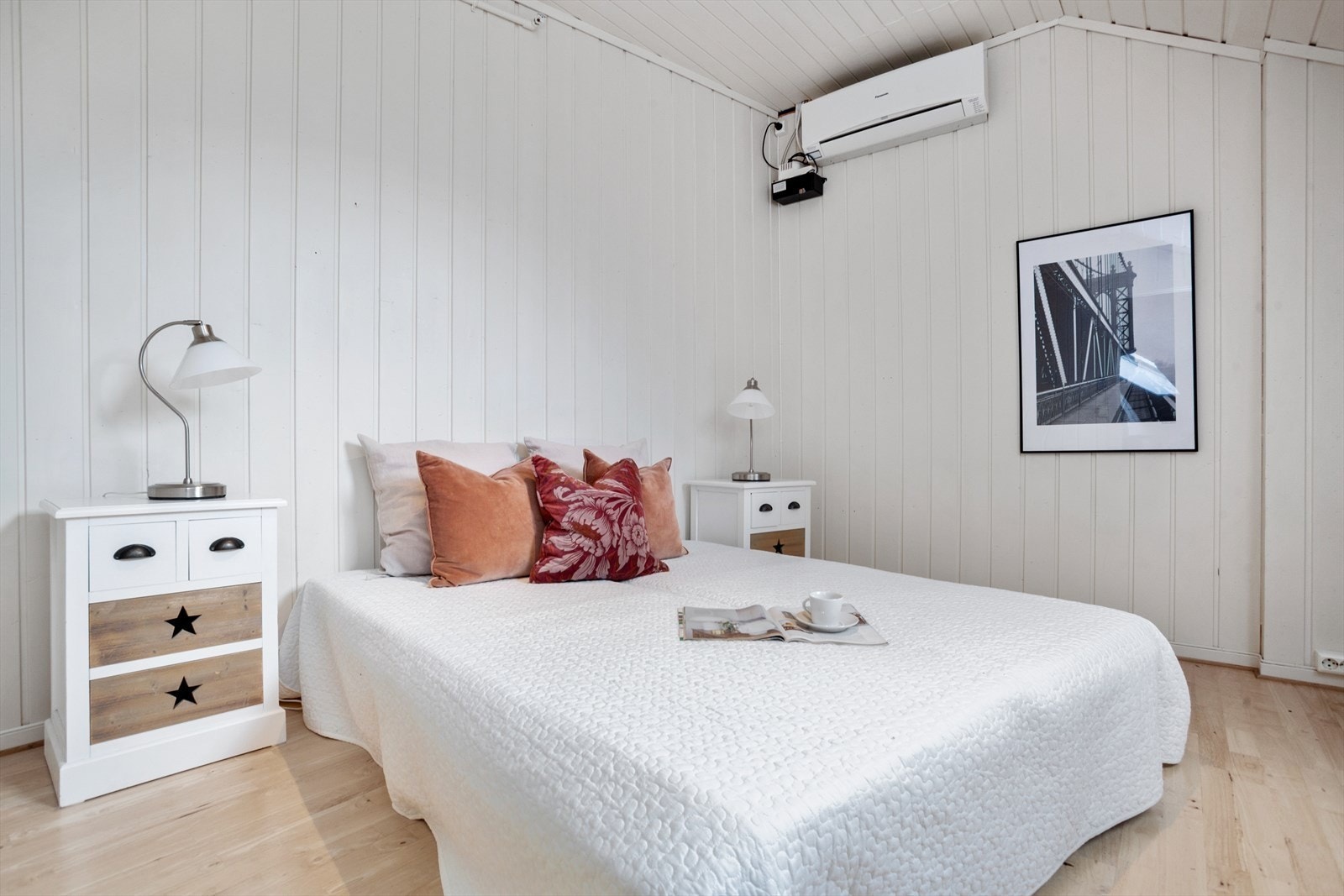 Stort soverom med plass til dobbeltseng Galleribilde