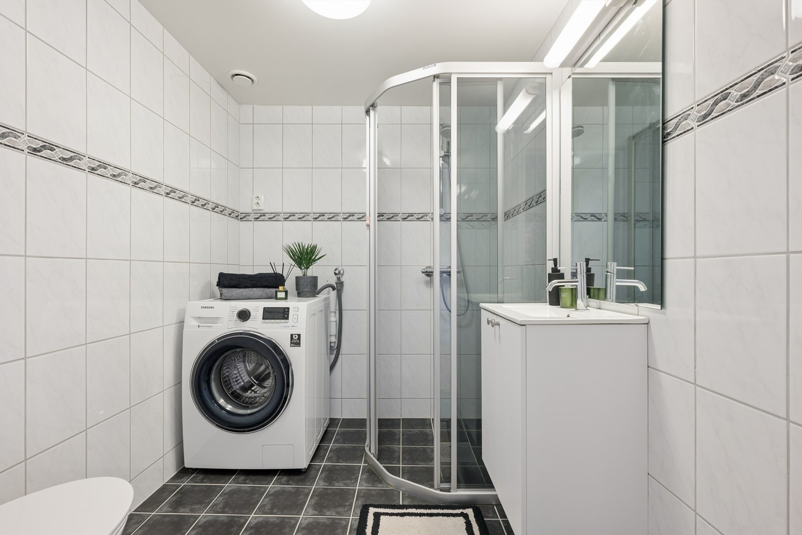 Badet har flislagte overflater, elektrisk gulvvarme og opplegg for vaskemaskin. Galleribilde