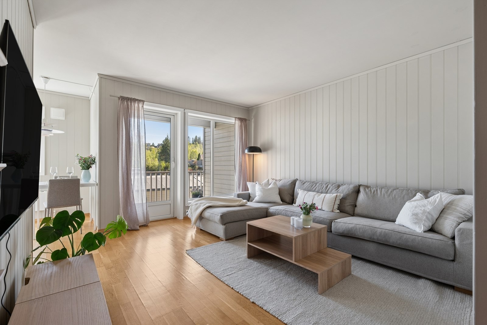 De innvendige flatene i leiligheten er i hovedsak belagt med parkett på gulv og har panelplater på vegger. Galleribilde